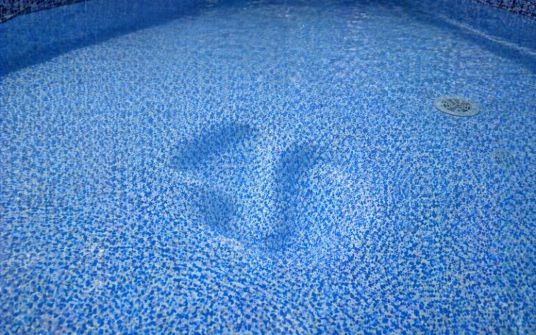 Por qué el liner de la piscina se marca o deja huella