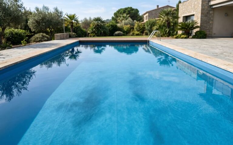 Por qué el liner de la piscina tiene zonas más oscuras sin estar sucio