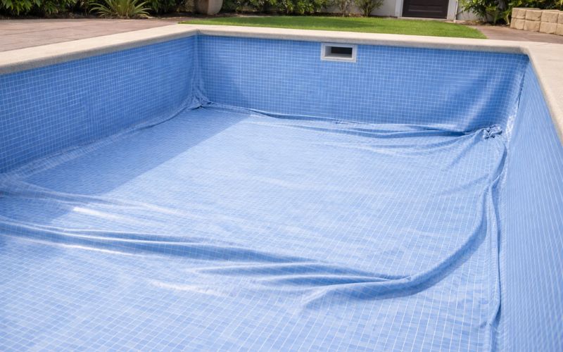 piscina liner vacía con material desajustado