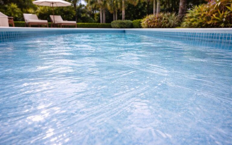 Qué hacer cuando el liner de la piscina está resbaladizo