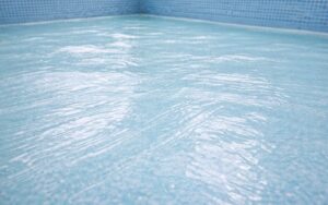 suelo piscina liner resbaladizo