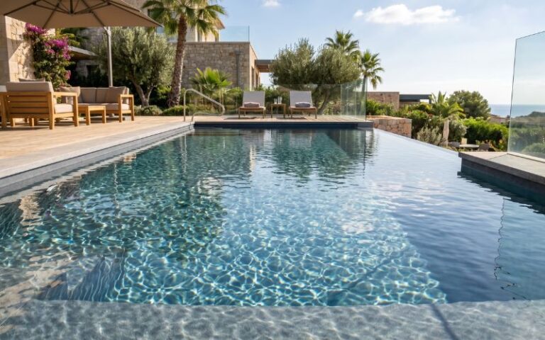 Cómo cambian los reflejos del agua según el liner de la piscina