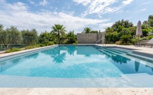 agua cristalina en piscina con liner claro