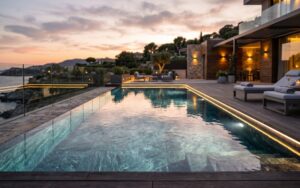 iluminación de la piscina reflejada sobre liner moderno