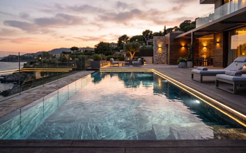 iluminación de la piscina reflejada sobre liner moderno