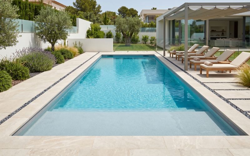 piscina con liner moderno y sensación visual de limpieza