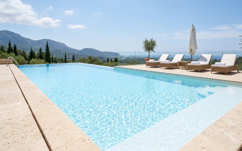 piscina luminosa con liner claro y sensación de amplitud