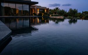 reflejos suaves en piscina con liner oscuro