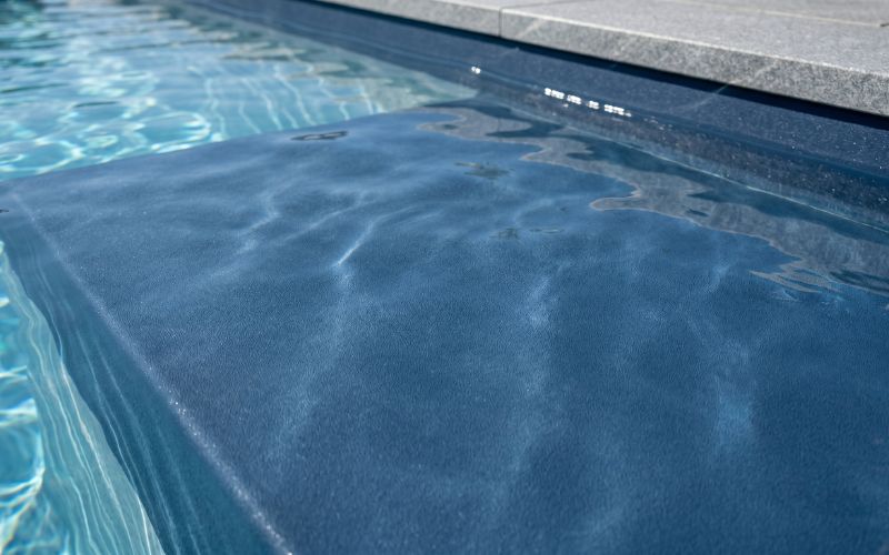 textura de liner suave al tacto en piscina moderna