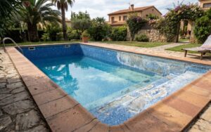desgaste desigual en liner de piscina por exposición solar