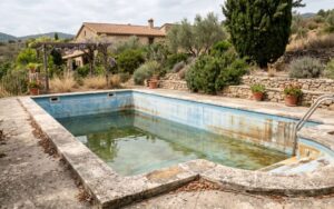 liner de piscina descolorido y envejecido por el paso del tiempo