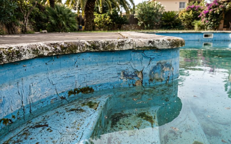 liner de piscina deteriorado con signos de envejecimiento