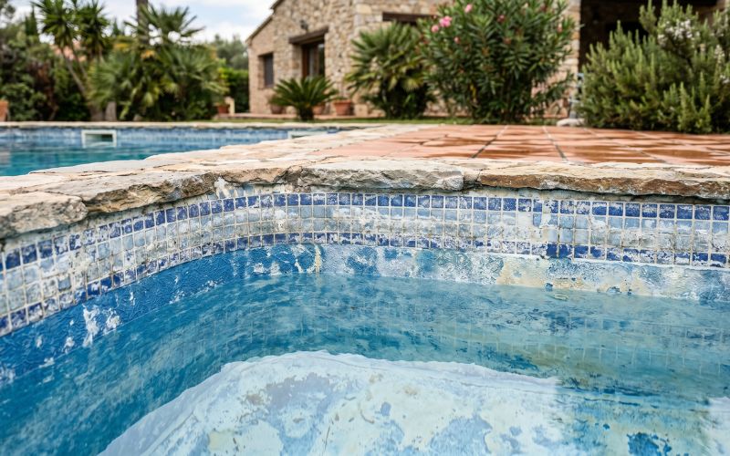 liner de piscina deteriorado por un mal equilibrio químico del agua