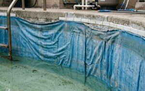 liner envejecido mostrando pérdida de elasticidad