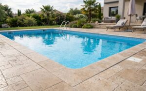 liner recién instalado en una piscina