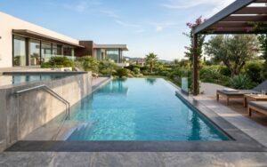 piscina con escalera moderna y acabados contemporáneos