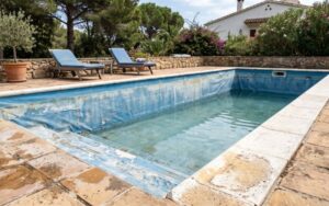 piscina con liner envejecido por exposición solar