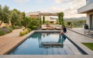 piscina contemporánea integrada con entorno moderno