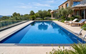piscina moderna con liner bien conservado