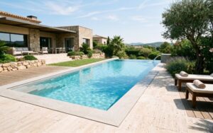 piscina renovada con aspecto moderno y cuidado