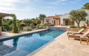piscina renovada con un nuevo liner moderno