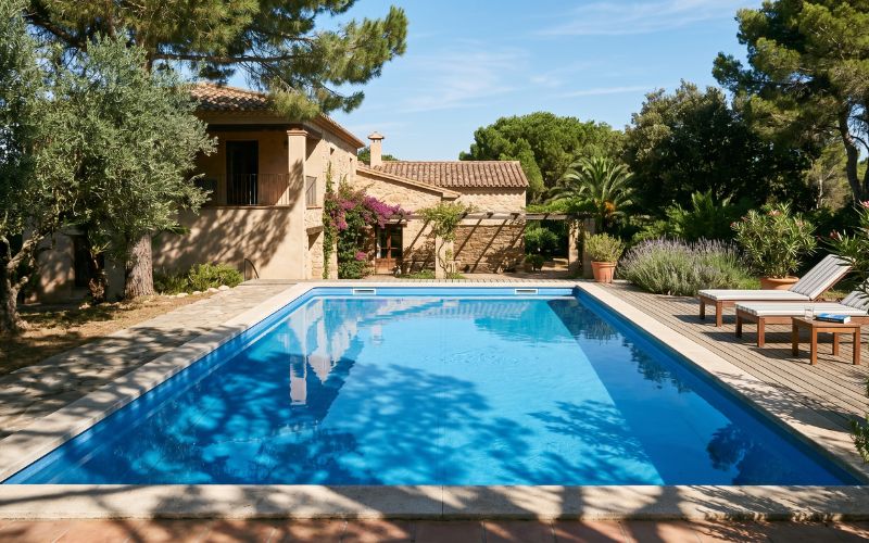 sombras proyectadas sobre piscina con liner