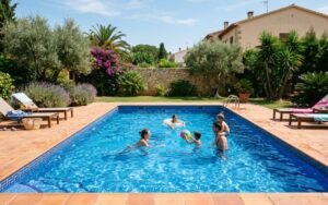 usuarios disfrutando de una piscina con liner renovado