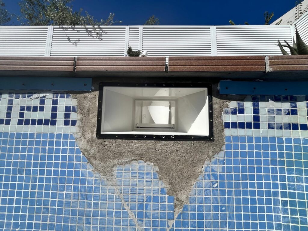 Skimmer con junta perimetral negra, un punto de revisión de los accesorios al cambiar el liner.