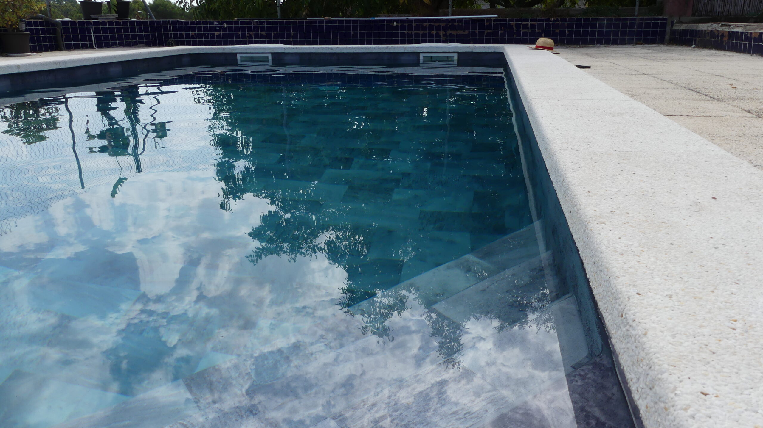 Piscina con lámina armada y dos skimmers para ilustrar la revisión de accesorios al cambiar el liner.