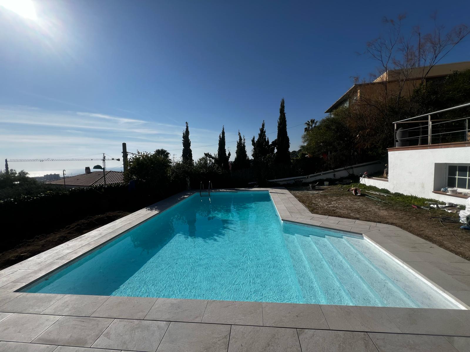 Piscina rehabilitada mediante la instalación de liner sobre un antiguo revestimiento de gresite