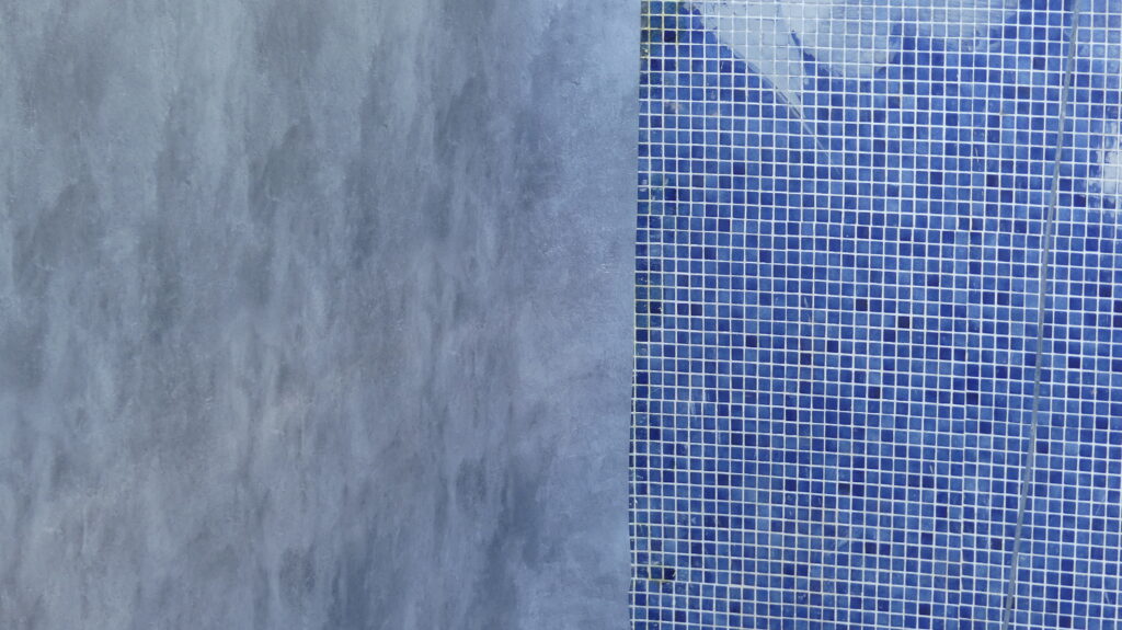 Detalle del cambio de gresite a liner durante la rehabilitación de una piscina